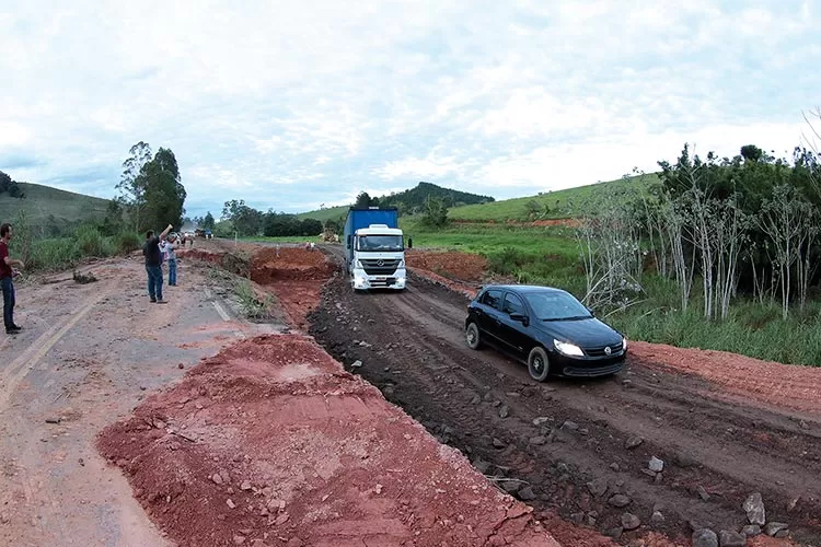 Polícias alertam para condições das estradas da região 1 mg 133 buraco by fernando 2 1