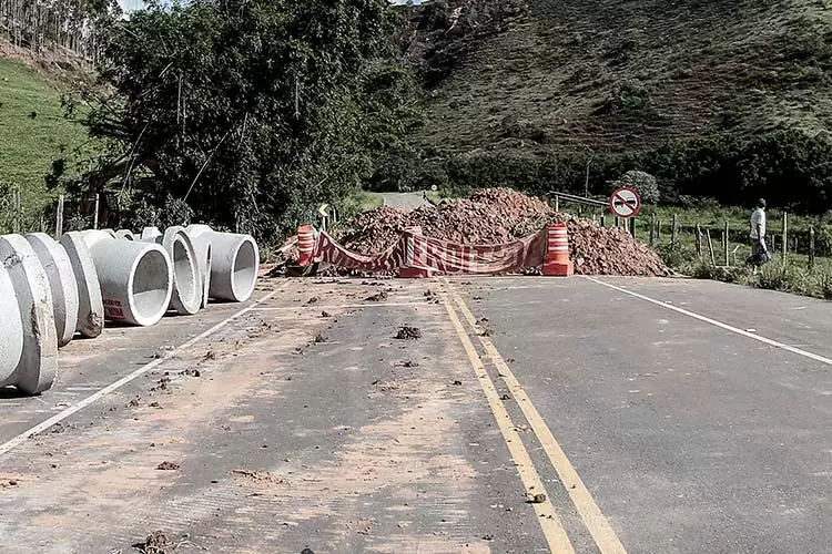 DER inicia obras para recuperar pista na MG-353 1 mg 353 Fernando Priamo
