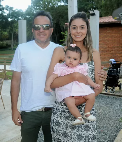 Fabrício e Lívia Torres com a filha Helena, em tarde de festa 1 Fabrício e Lívia Torres com a filha Helena, em tarde de festa