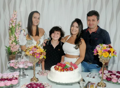 A aniversariante Priscila Saggioro com os pais, Luiza e Guilherme Saggioro, e o irmão Luiz Guilherme, no Golden Green Park 1 A aniversariante Priscila Saggioro com os pais, Luiza e Guilherme Saggioro, e o irmão Luiz Guilherme, no Golden Green Park