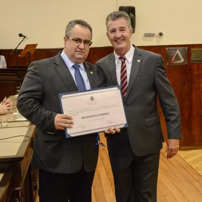 O desembargador Nelson Missias de Morais recebendo o título de cidadão honorário 1 O desembargador Nelson Missias de Morais recebendo o título de cidadão honorário do presidente da Câmara, Luiz Octávio (Pardal)