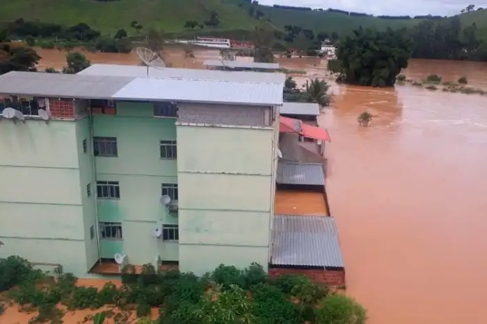 Cidades da região voltam a registrar ocorrências em decorrência da chuva 2 prédio interditado em rio pomba corpo de bombeiros