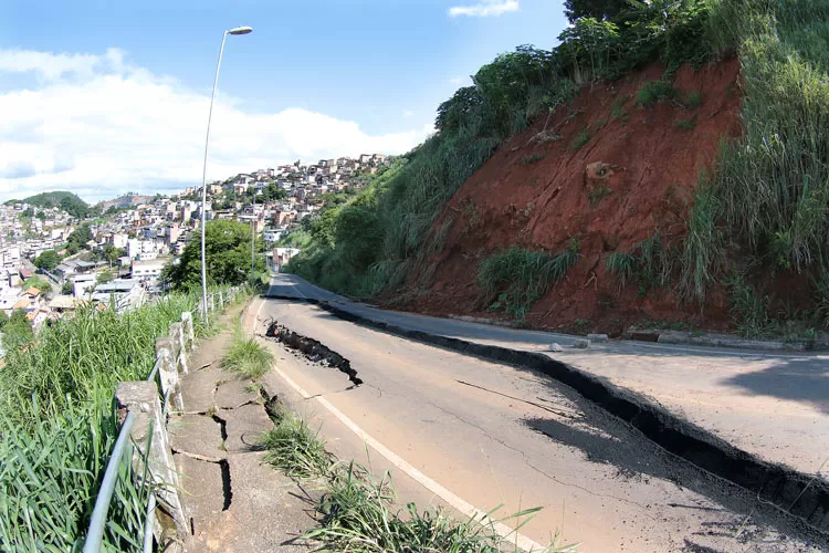Defesa Civil registra 70 novas ocorrências nesta quinta-feira 3 rachadura Fernando Priamo