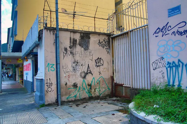 Comerciantes relatam mau cheiro e sujeira na Rua Espírito Santo 1 2depredação espírito santo by fernando priamo