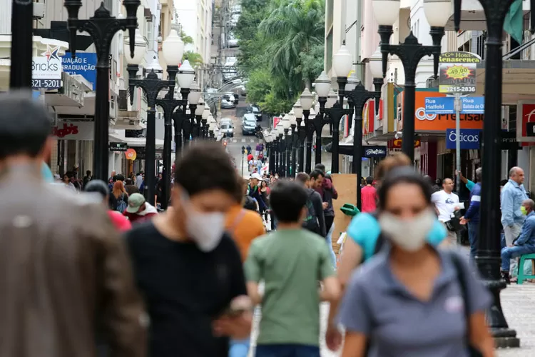 Movimento nas ruas cresce e coloca prevenção contra o coronavírus em xeque 4 Ruas fernando priamo 2