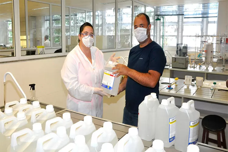 UFJF entrega 250 kg de álcool gel para Prefeitura de Juiz de Fora 1 alcoolemgel