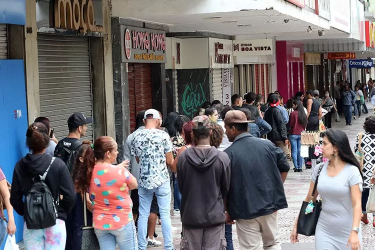 Aglomeração nas ruas expõe trabalhadores de JF ao risco 1 fila coronavirus by fernando