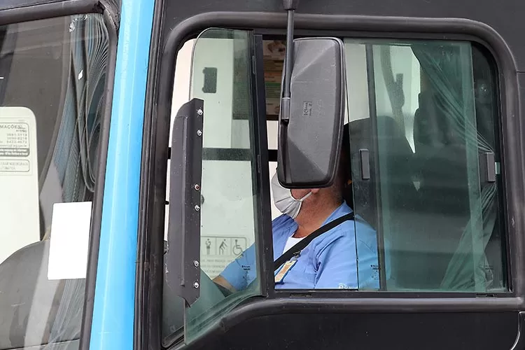 Aglomeração nas ruas expõe trabalhadores de JF ao risco 2 mascara coronavirus by fernando capa