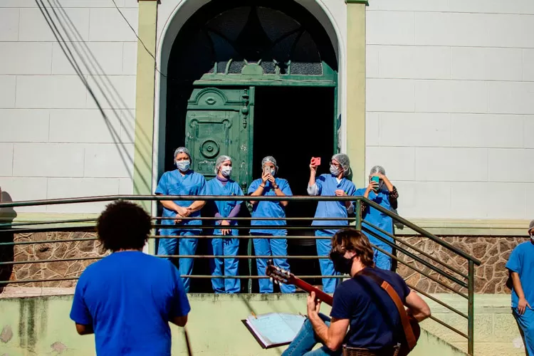 Profissionais de enfermagem do HU recebem homenagem 1 homenagem enfermeiros gustavo tampone ufjf 2