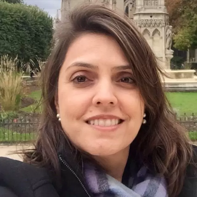 O dia a dia das leitoras na quarentena I 3 "Neste período de isolamento social tenho tentado manter alguma rotina. Resolvo as questões do trabalho pela manhã (em ‘home office’) . Depois dou um jeitinho na casa e sigo para cozinha tentando aprender novas receitas! Mantive minhas aulas de yoga ‘online’, meus treinos com ‘personal’ e a aula de inglês – também pela Internet. No final da tarde, atendo minhas pacientes através de consultas ‘online’. Em casos de urgência, vou pessoalmente à clínica, atendê-las. E sempre fazemos videochamadas com toda família, para matar a saudade. É claro que não tem sido fácil, estamos todos ansiosos e com medo, mas procuro encontrar forças e equilíbrio nessa oportunidade de convívio bem mais próximo com meu marido e meus filhos! E vamos em frente!" Fernanda Polisseni – médica