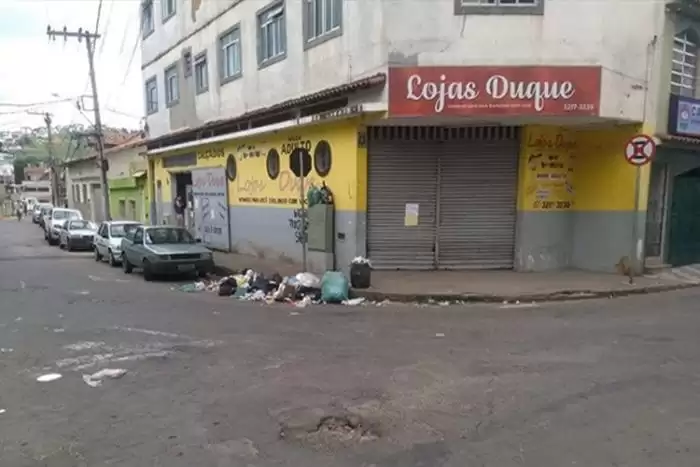 Esquina vira ponto de descarte irregular 1 vu 2205