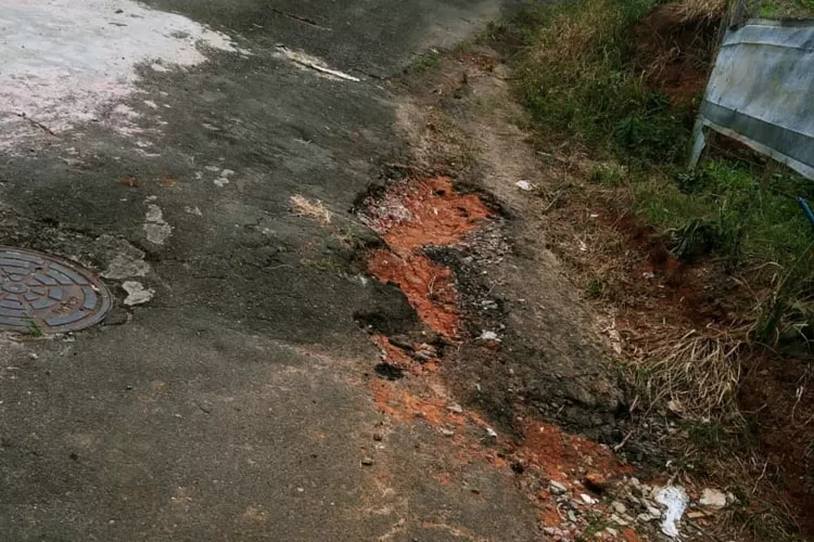 Poste com lâmpada queimada e buraco 1 buraco destacada