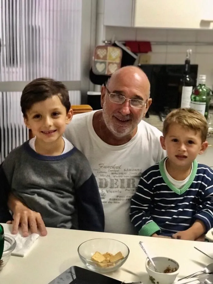 Aninha Calixto no foco da coluna dominical 2 Arnaldo Andrade Guerra com os netos João David e Lucas neste Dia dos Avós