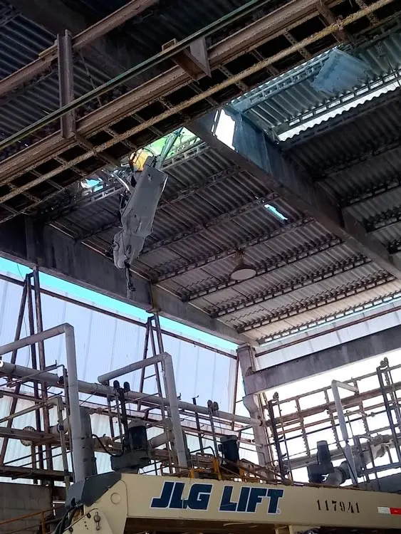 Ultraleve cai em telhado de empresa de mineração 1 planador bombeiros