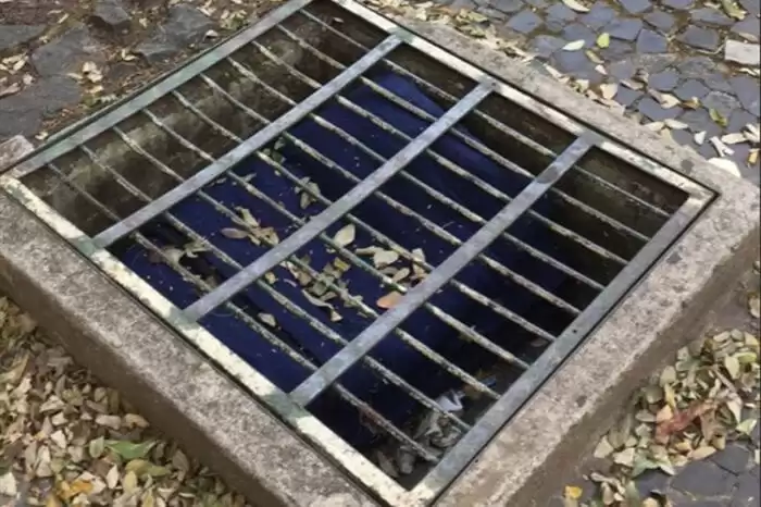 Lâmpadas decorativas do Parque Halfeld acumulam sujeira 1 vu 3007