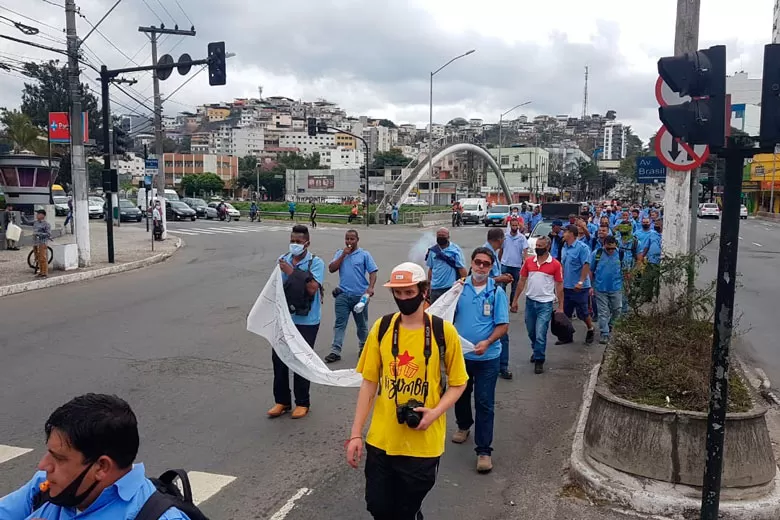 Greve inicia com toda a frota do transporte público parada em Juiz de Fora 4 12greve dos ônibus by leo costa