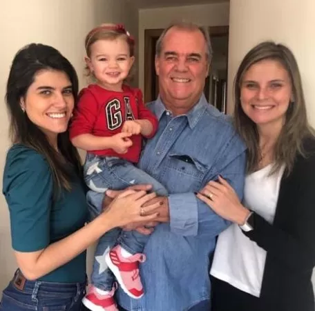A exuberância de Maria Eduarda Azevedo, eleita Miss Grand Juiz de Fora 2020 2 ‘Niver’ em família: Quem está aniversariando nesta segunda-feira é o boa-praça Robson Sampaio (na foto com as filhas Fernanda e Paula e a neta Luiza). Em nome da legião de amigos da engenharia, das “peladas” e das rodas de papo, Márcio Itaboray definiu: “Robson 70, mesmo sem poder comemorar juntos por causa das circunstâncias atuais, a gente tem que lembrar o poeta Fernando Brant na ‘Canção da América’ (dele e Milton Nascimento), quando diz que amigo é coisa para se guardar debaixo de sete chaves, no lado esquerdo do peito, mesmo que o tempo e a distância digam não”.