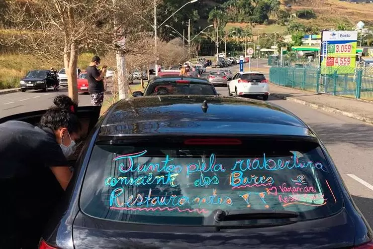 Em carreata, donos de bares e restaurantes pedem reabertura dos estabelecimentos 1 protesto bares interna fernando priamo
