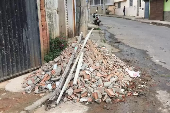 Entulho interdita parte da calçada no Jardim Burnier 1 vu 0408 1