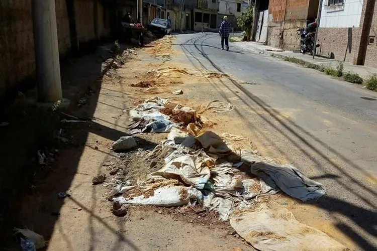 Moradores reclamam de sujeira em via pública 1