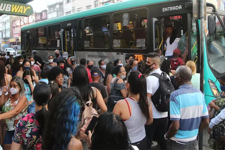Usuários do transporte coletivo denunciam transtornos com redução de ônibus 1 transporte 3
