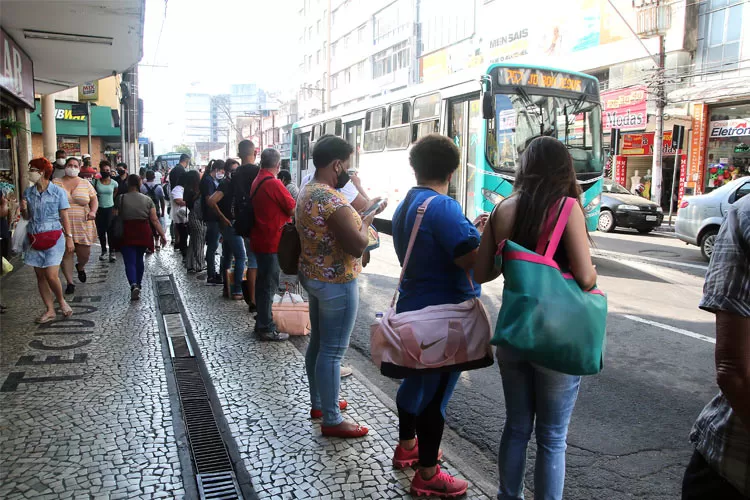 Usuários do transporte coletivo denunciam transtornos com redução de ônibus 2 transporte 4