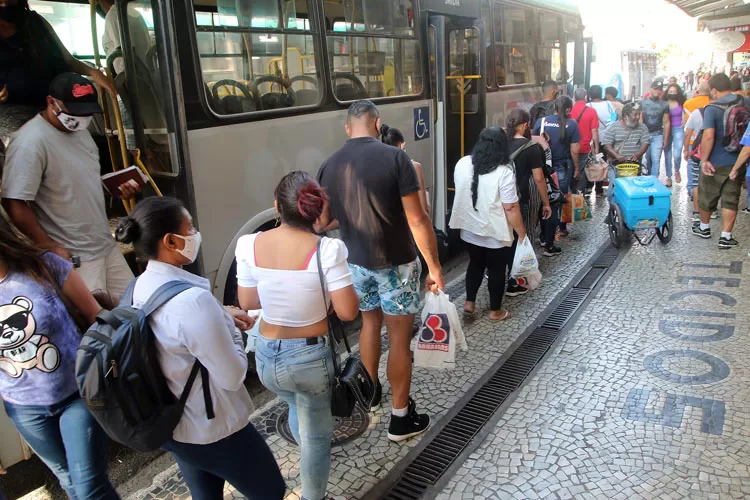 Usuários do transporte coletivo denunciam transtornos com redução de ônibus 4 transporte
