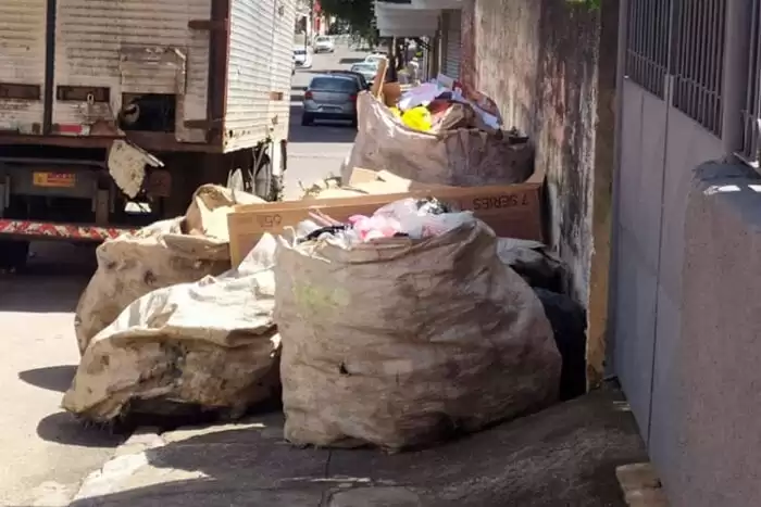 Calçada se torna ponto de depósito de lixo no Bandeirantes 1 vu 2409