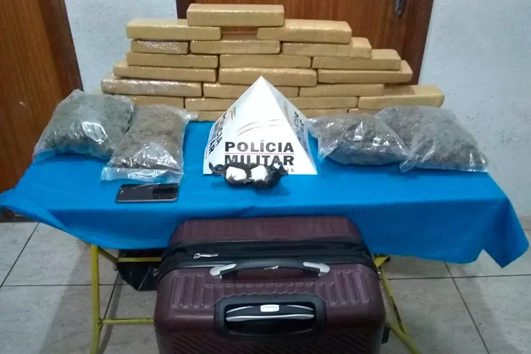 Mulher é presa com drogas na rodoviária de Juiz de Fora 1 pm apreende drogas na rodoviária