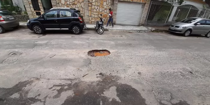 Buraco causa prejuízo a veículos no Cascatinha 1 vu 1911