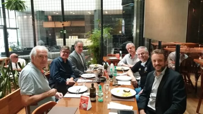 O charme e a beleza de Flávia Schmidt 2 Rubens Menin (CNN Brasil, MRV, Banco Inter e Log), José Murilo Procópio e Sérgio Coelho (vice e presidente eleito do Atlético Mineiro), José Murilo de Morais (presidente do TRT-MG), Jorge Berg de Mendonça (juiz-forano, desembargador do Trabalho) e Paulo Henrique Vasconcelos (PHV Engenharia) durante almoço de fim de ano, em Nova Lima