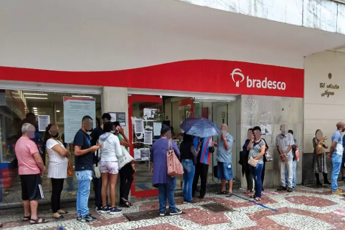 Idosos enfrentam filas para realizar prova de vida em JF 1 filas banco