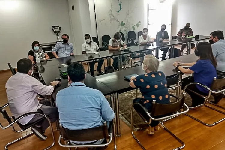 Equipe de Margarida recebe informações sobre a máquina administrativa 1 margarida