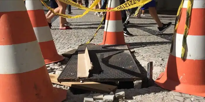 Tampa solta de bueiro coloca pedestres em risco 1 vu 2212