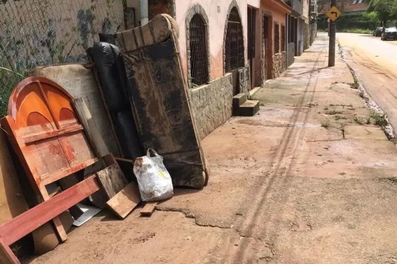 Tempestade de sexta deixa moradores em prejuízo no Democrata 1 2enchente democrata by fernando priamo e1610212910527