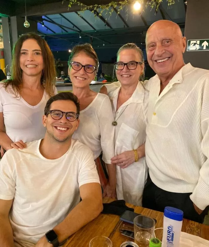 Rita Bezerra com as gêmeas Rosane e Denise e o irmão Ronei Guazi Rezende (com o filho Bernardo) 1 Rita Bezerra com as gêmeas Rosane e Denise e o irmão Ronei Guazi Rezende (com o filho Bernardo)