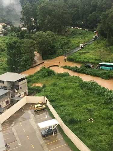Chuva forte causa queda de árvores e alagamentos em Juiz de Fora 2 corrego vertical