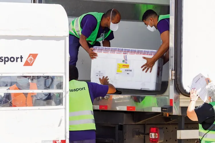 Vacinas já recebidas em Minas devem imunizar 67% dos profissionais de saúde 1 vacina AstraZeneca Pedro Gontijo Imprensa MG 3