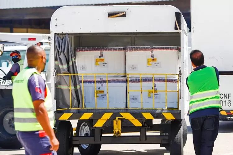 Minas Gerais recebe 190 mil doses da vacina de Oxford 1 vacina de oxford em bh2 pedro gontijo imprensa mg