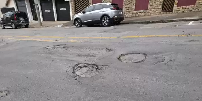 Sequência de buracos em rua prejudica tráfego 1 vu 1201