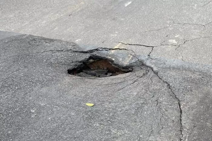 Buraco aparece em rua logo após pavimentação 1 vu buraco