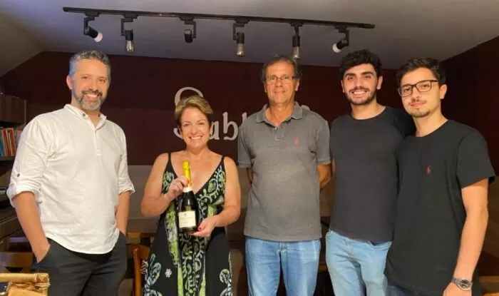 Mauro Cavaca, a ‘sommelier’ Ana Cristina Mockdeci (exibindo o espumante “Carvalho Branco”) 1 Mauro Cavaca, a ‘sommelier’ Ana Cristina Mockdeci (exibindo o espumante “Carvalho Branco”), Murillo de Albuquerque Regina com o filho Pedro Olavo e o sobrinho Gustavo Almeida de Albuquerque Regina
