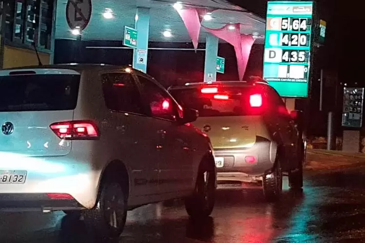 Greve dos tanqueiros afeta abastecimento em Juiz de Fora 2 posto gasolina democrata by eduardo valente 2