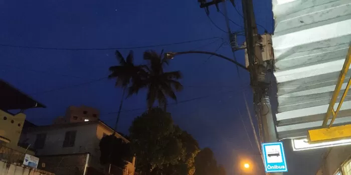 Poste apagado próximo a ponto de ônibus na região central 1 vu 1103