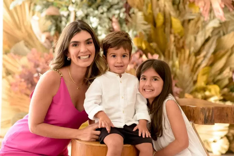 - Daniela Ribeiro e os filhos Rafael e Valentina-001