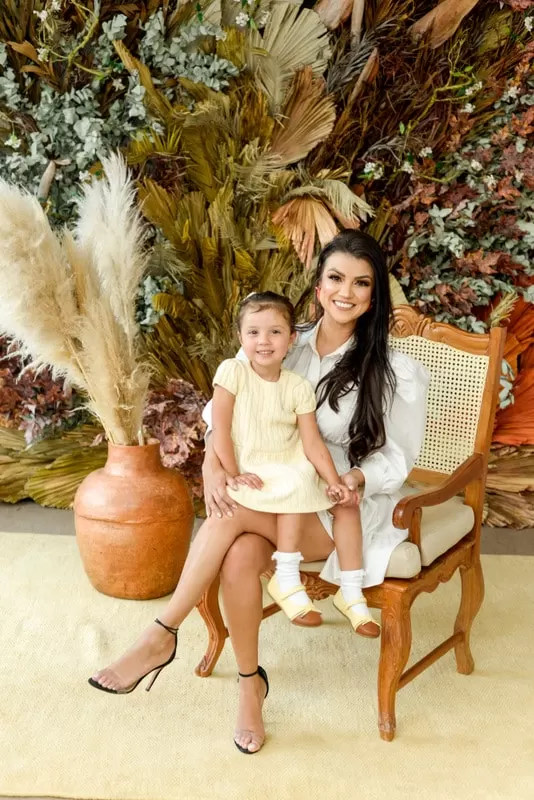 Gabriela Kilson Borges de Medeiros Barra e a filha Maitê-001