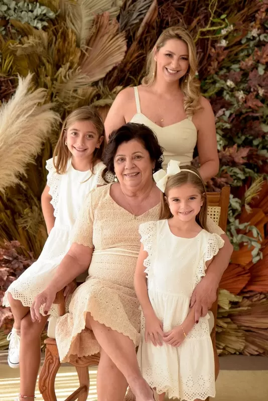 - Heloísa Helena Vaz de Mello Reis com a filha Paloma Vaz de Mello e as netas Júlia e Helena-001