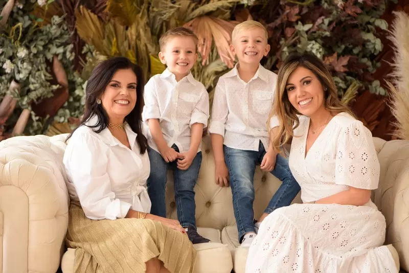 - Lylian Carneiro Fortuna Féres com a filha Deborah Fortuna Féres Gobetti e os netos João Pedro e Antônio-001