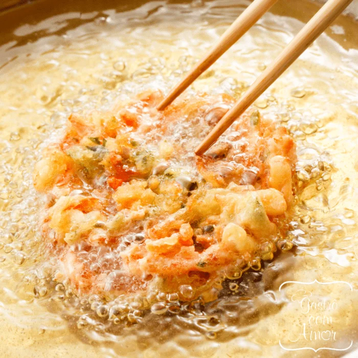 Tempura de legumes na fritura