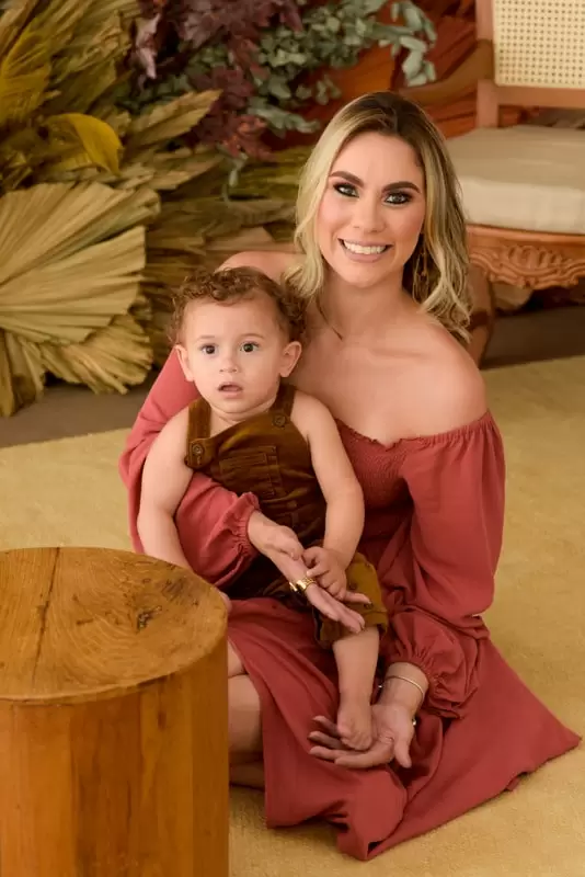 - Thaís Moreira Santos Teixeira e o filho Bento-001